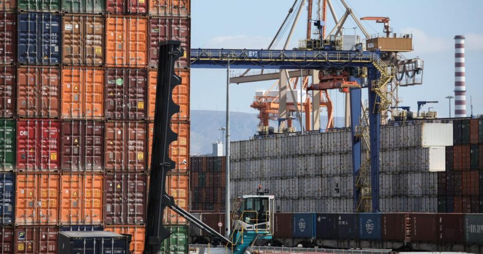 Στη Βουλή η πολύμηνη δέσμευση χιλιάδων εμπορευματοκιβωτίων